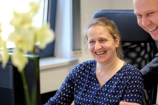 Frau am digitalen Arbeitsplatz